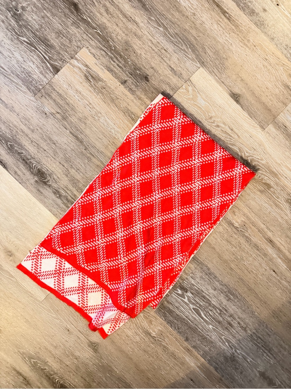 Red Diamond-Pattern Scarf